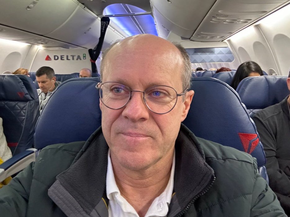 <p>Steve Kirsch posted this photo of himself to Twitter along with a description of his offer to a woman on his Delta flight</p>