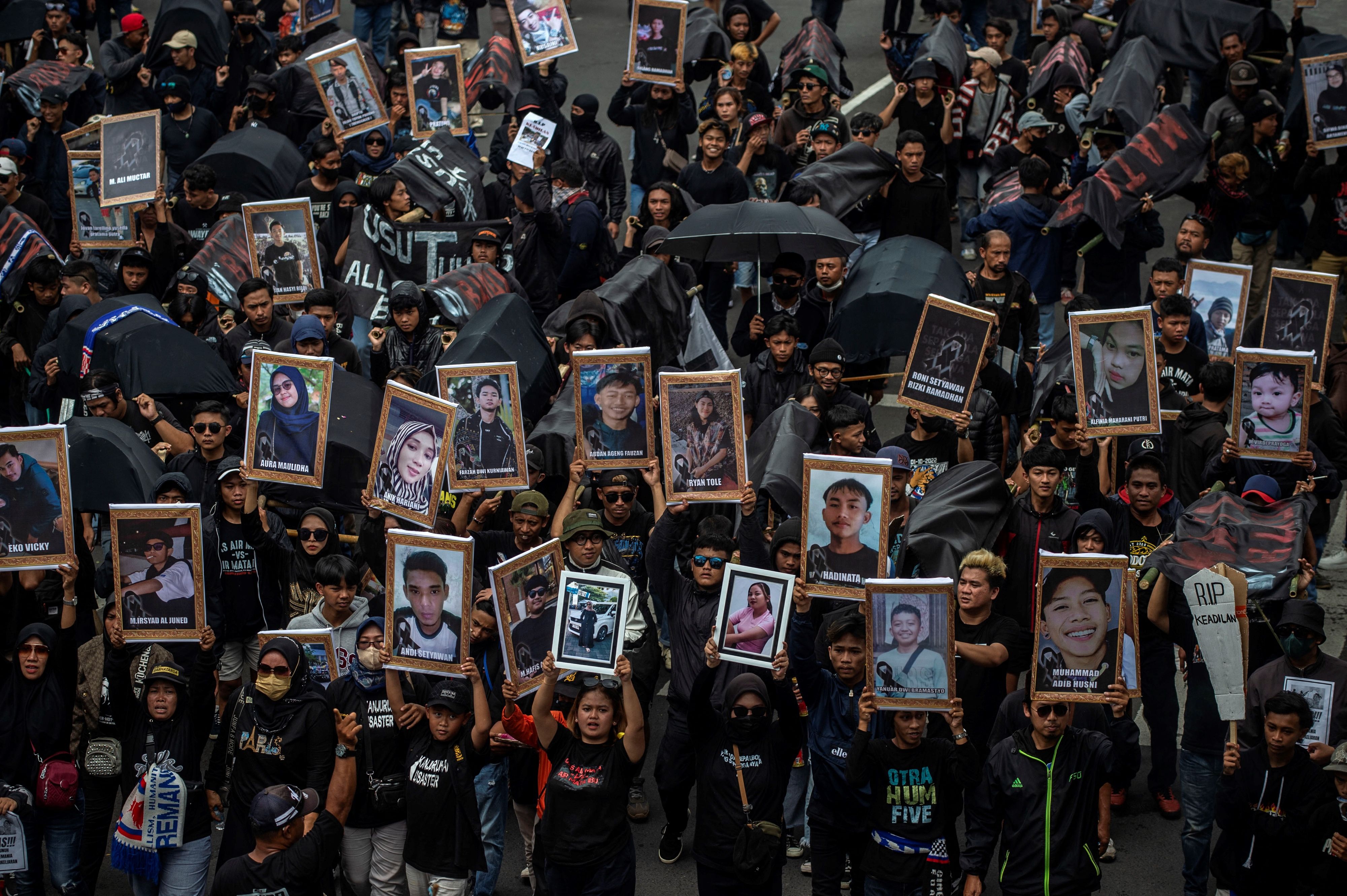 <p>Football fans attend a rally in front of the city hall in Malang</p>