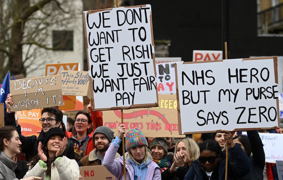 NHS pay deal news – live: Health workers to consider offer as unions suspend strikes NHS pay deal news – live: Health workers to consider offer as unions suspend strikes