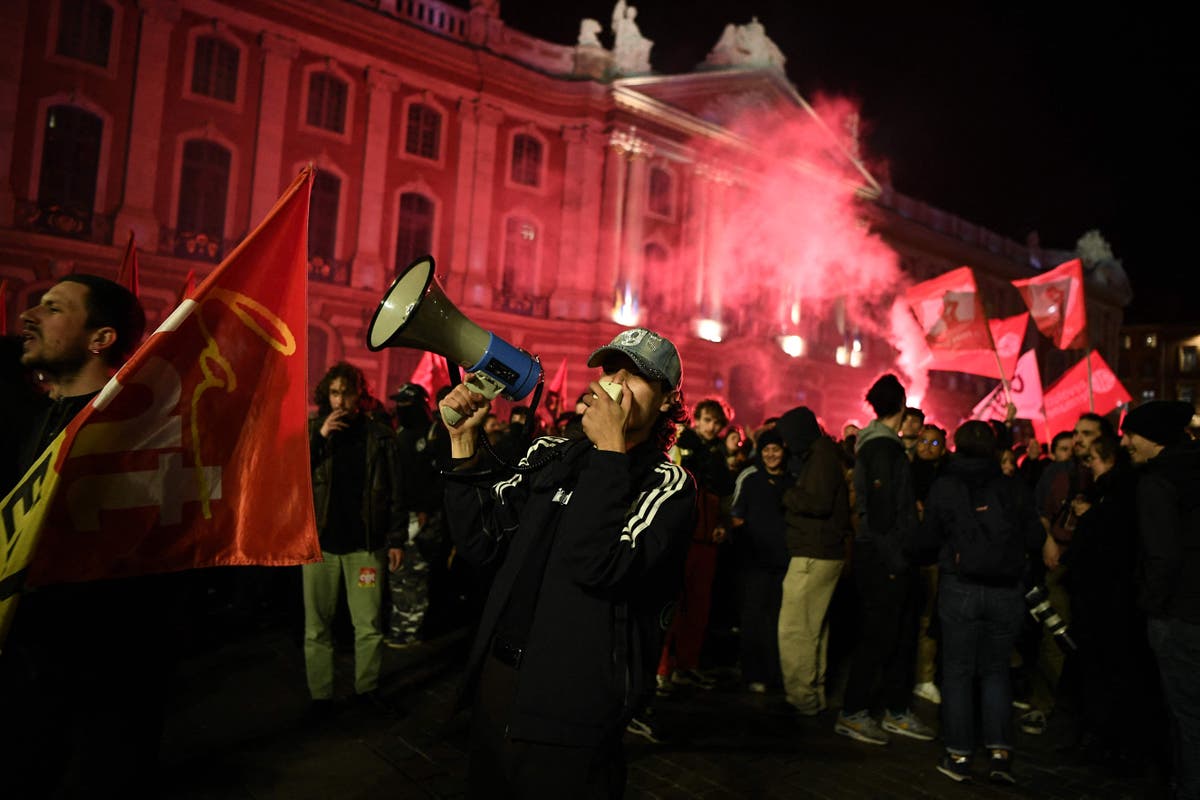 Französische Hooligans bedrohen Macrons Haus, nachdem sie eine Anhebung des Rentenalters erzwungen haben
