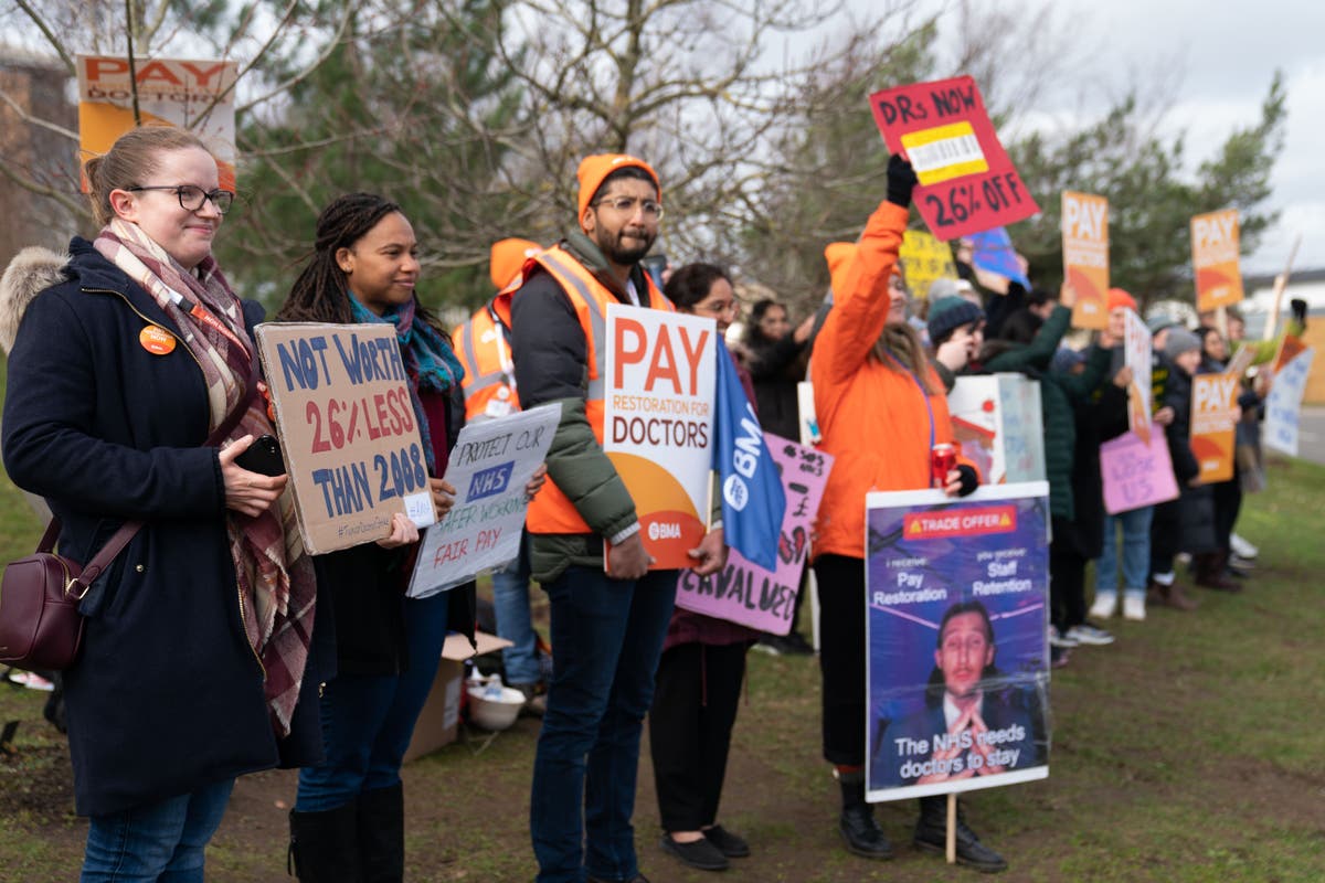 Junior doctors&rsquo; leaders to halt strikes and enter pay talks