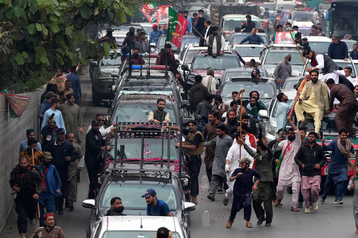 Pakistan: Police storm Imran Khan home in Lahore, arrest 30