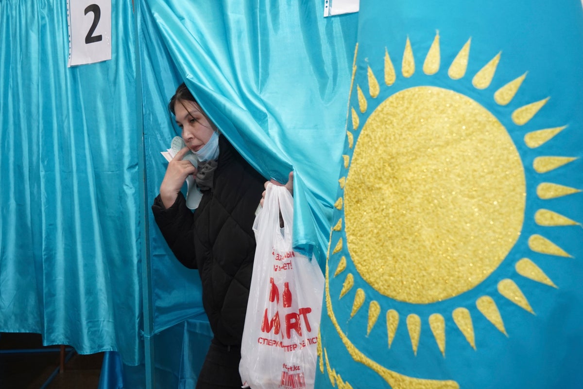 Kazaklar yeni rekabetçi parlamento seçimlerinde oy kullanıyor