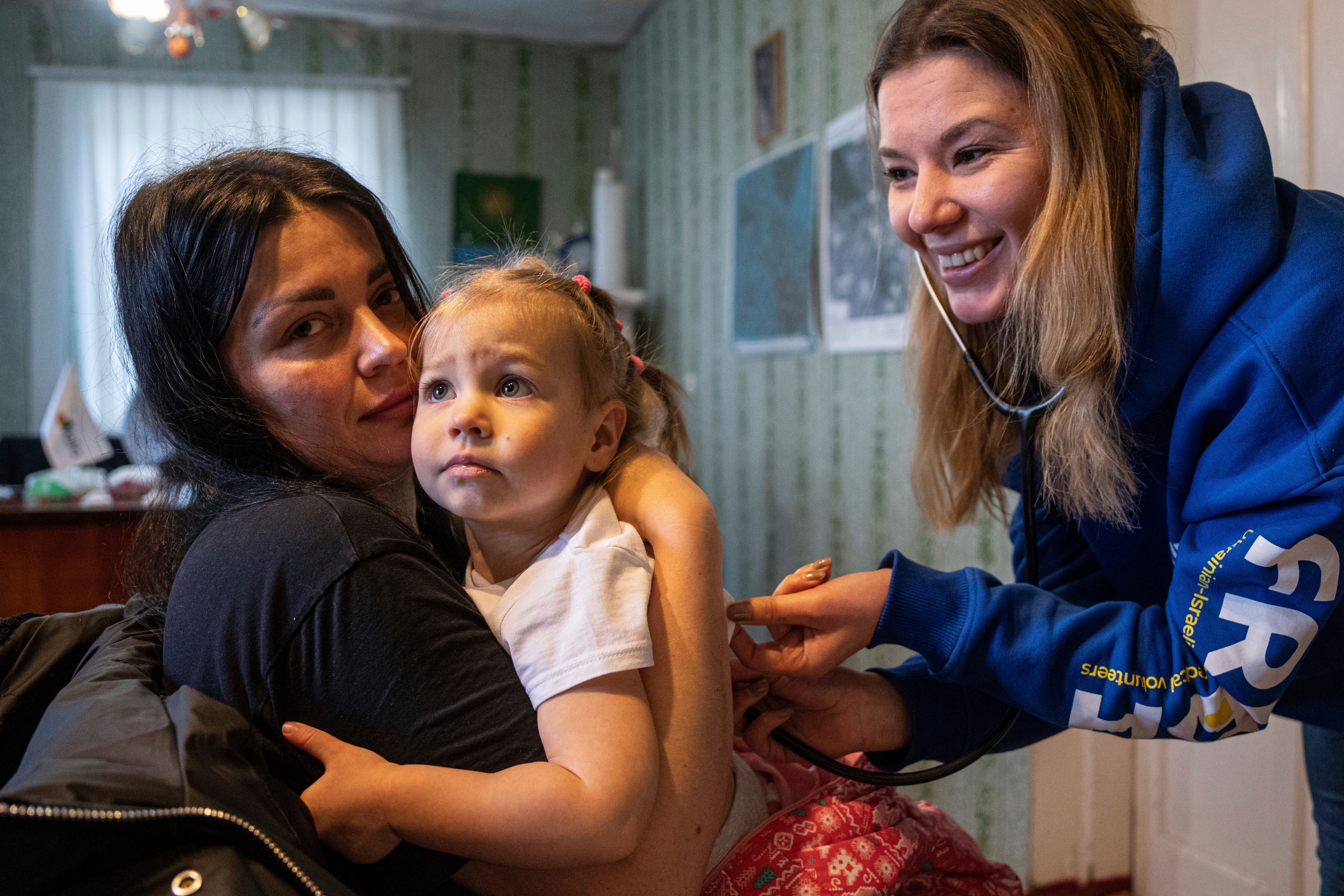 

<p>A medical volunteer of Frida Ukraine listens through a stethoscope to the lungs of a girl while providing specialist medical care for civilians in Khrestysche village, Donetsk </p>
<p>” height=”4476″ width=”6714″ layout=”responsive” class=”i-amphtml-layout-responsive i-amphtml-layout-size-defined” i-amphtml-layout=”responsive”><i-amphtml-sizer slot=