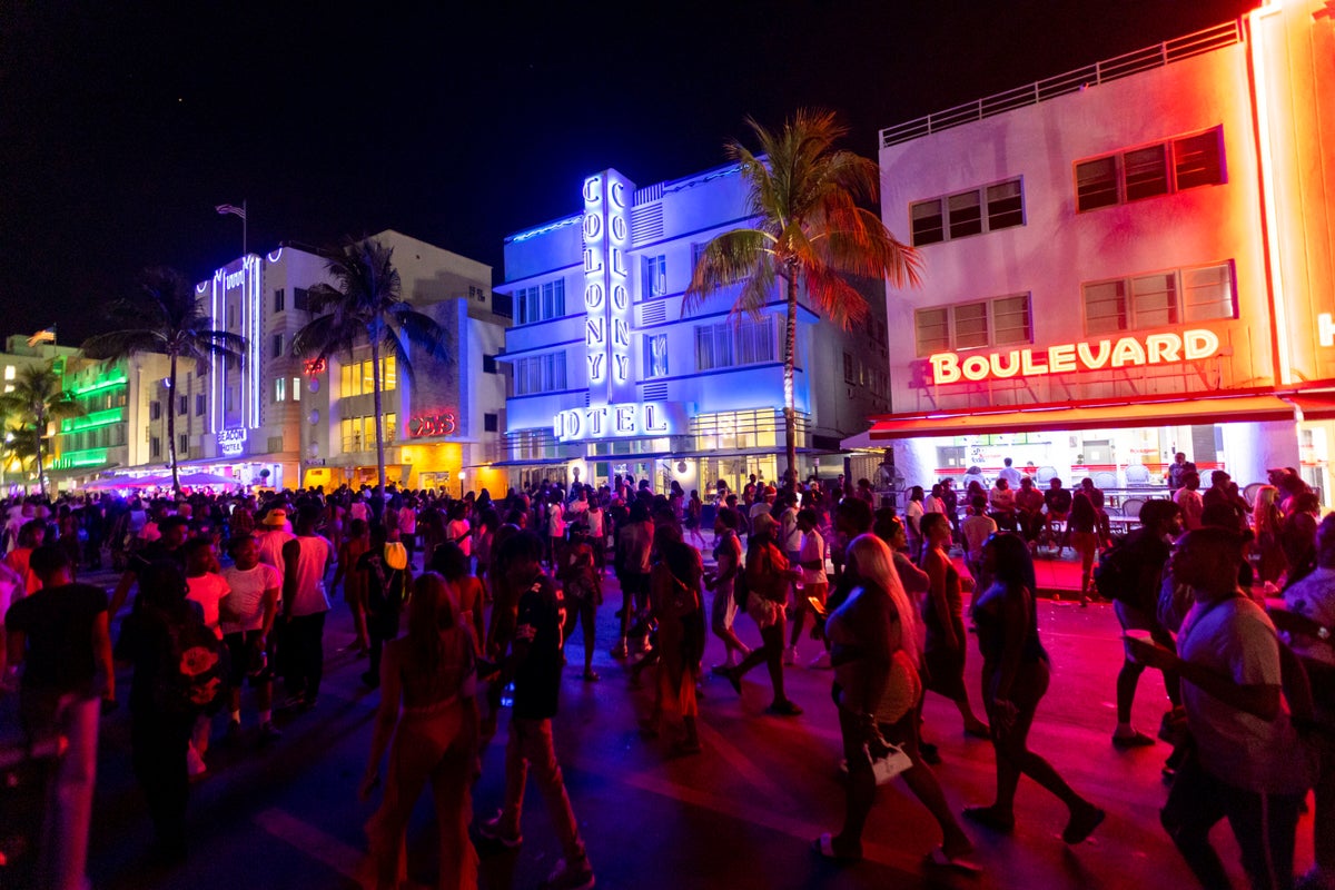 Miami Beach imposes curfew after spring break violence