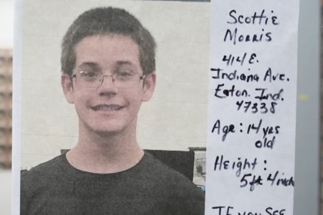 Un cartel muestra a Scottie Morris, de 14 años, desaparecido
