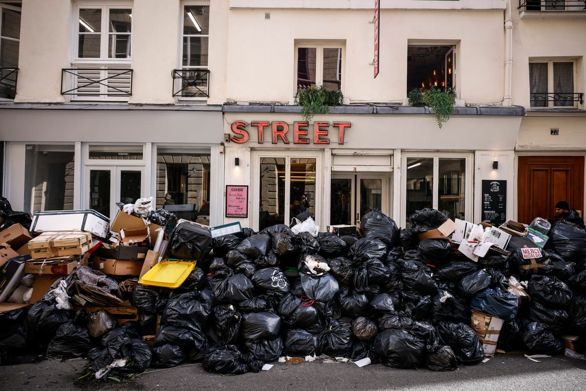 Ordures : Dans les rues de Paris, des tas d’ordures deviennent un symbole de contestation