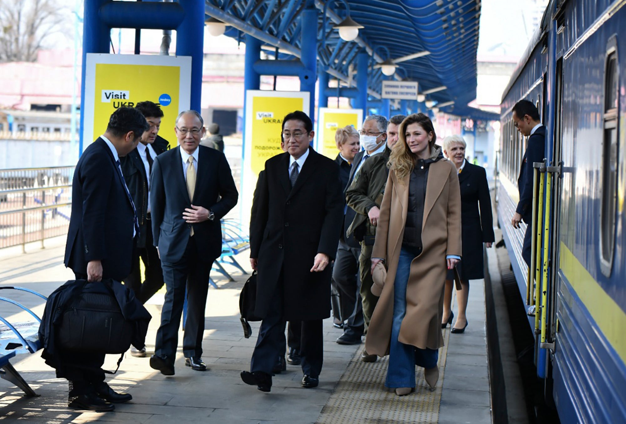 <p>Japanese Prime Minister Fumio Kishida, centre, arruves in Kyiv </p>