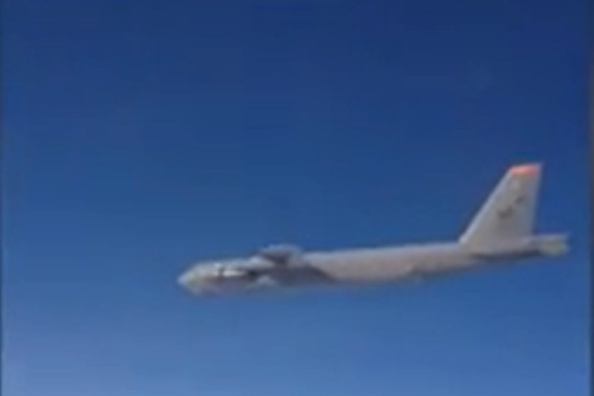Dramatischer Moment Russischer Kampfjet „fängt zwei US-Atombomber über der ...