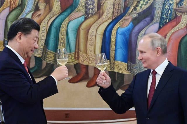 <p>Xi Jinping and Vladimir Putin toast at a reception in Kremlin on Tuesday</p>
