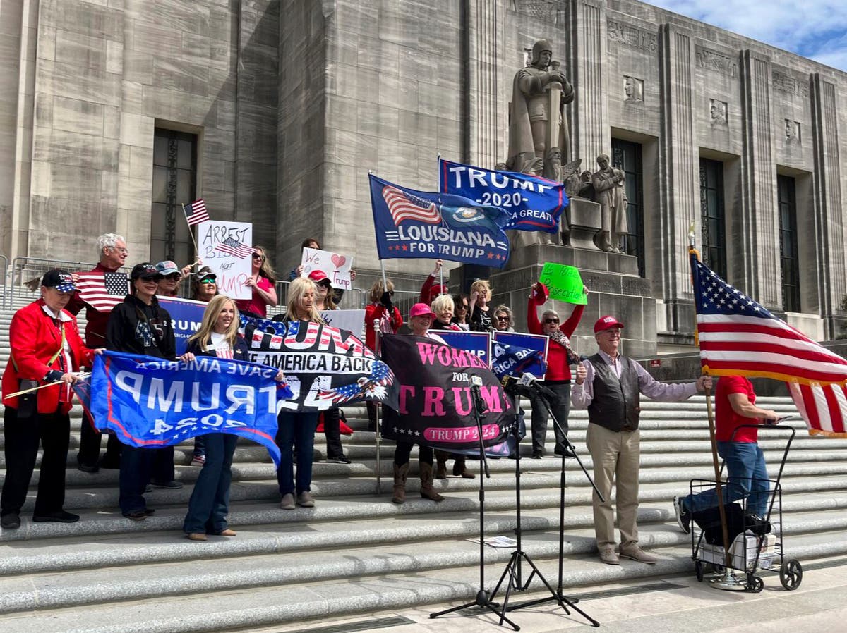 Trump news &ndash; live: Violent threats surge as Trump team readies for Stormy Daniels hush money indictment