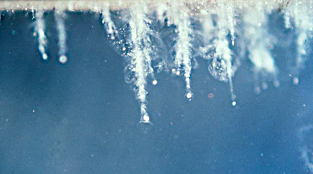 <p>Aunque no forma parte de este estudio, esta foto tomada con un microscopio muestra las trayectorias de impacto y los cuerpos de pequeñas partículas de restos de cometa de la misión Stardust de la agencia espacial estadounidense NASA en 2004</p>