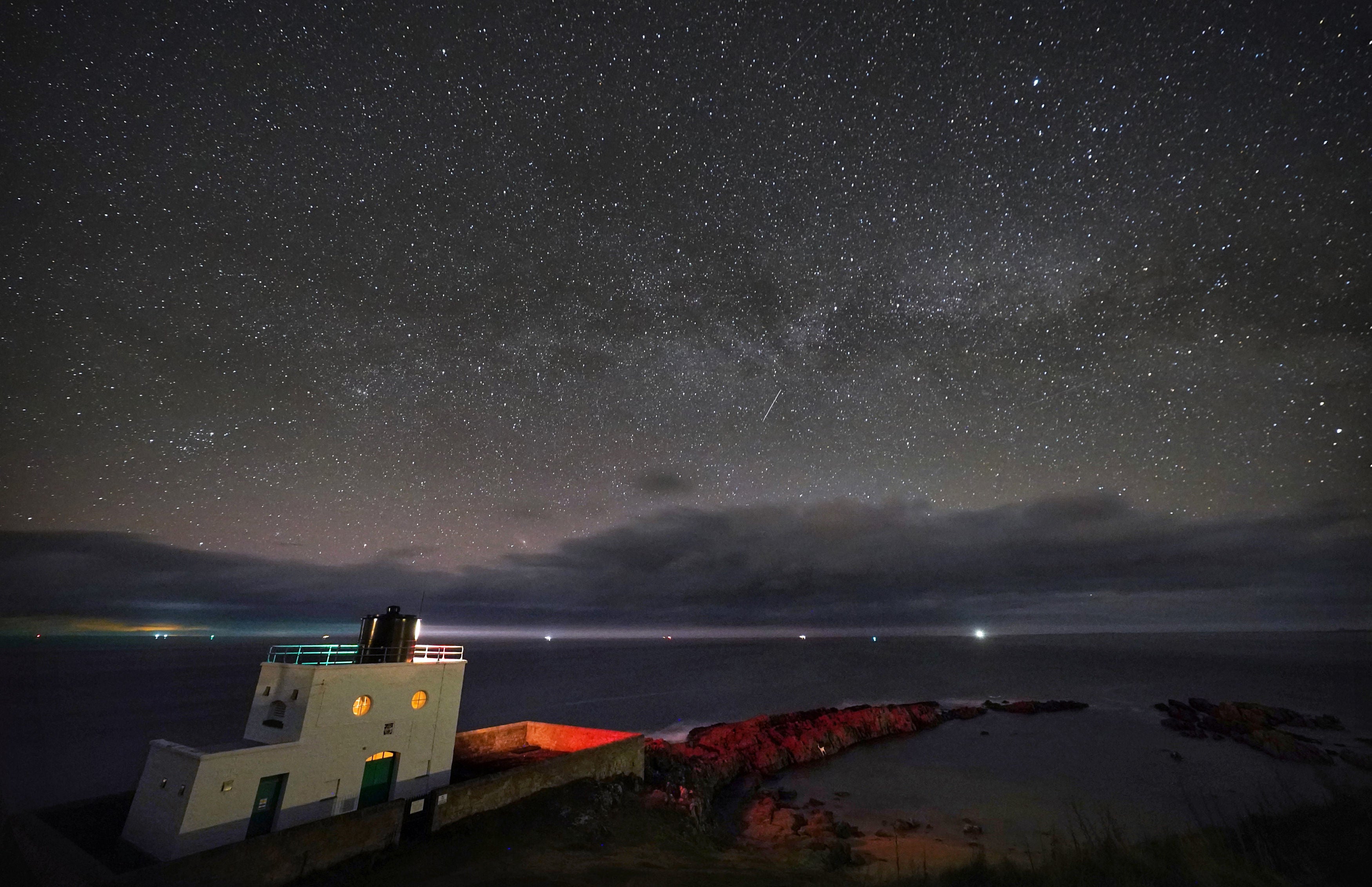 <p>Se observa el núcleo de la Vía Láctea a las 3 de la madrugada sobre un faro en el norte de Inglaterra</p>