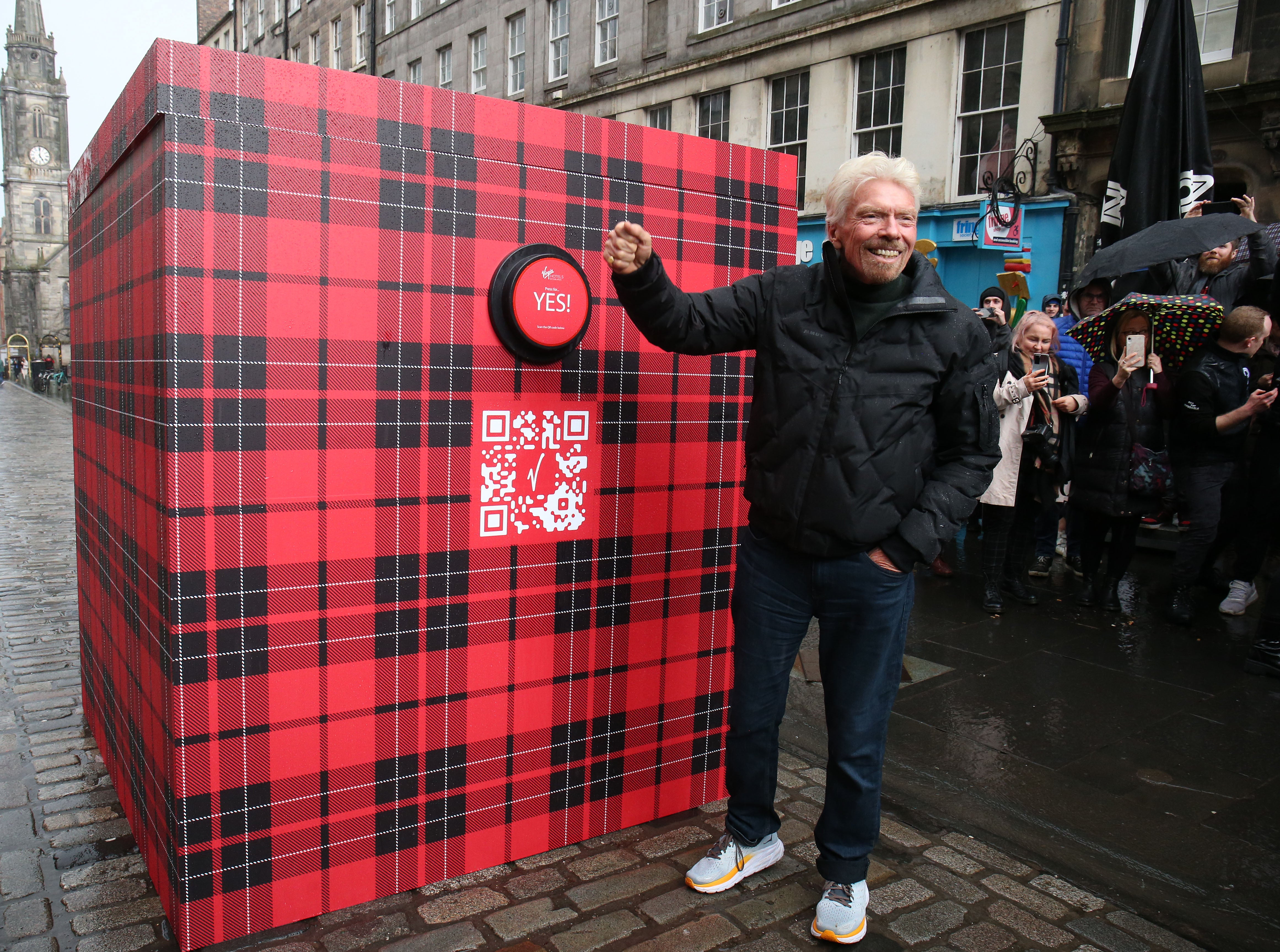 <p>Virgin boss Richard Branson surprised passers-by in Edinburgh</p>