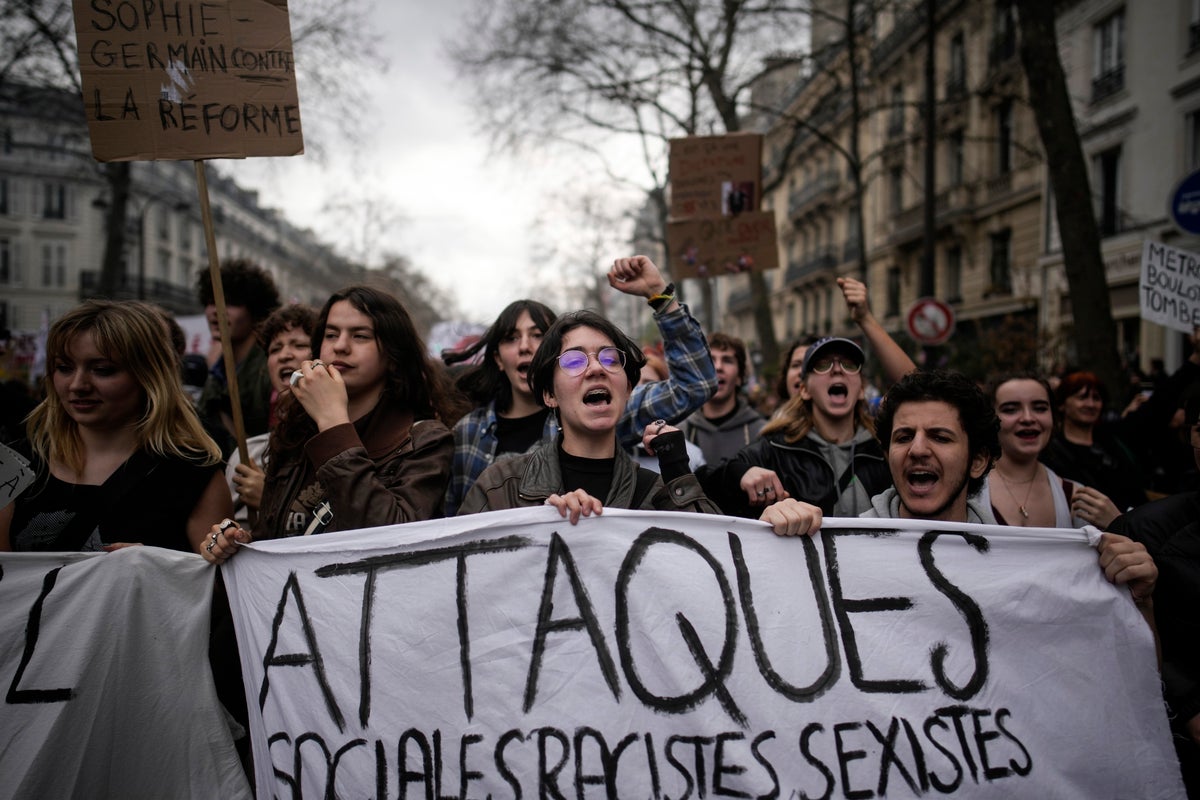 Protestocular Paris'teki Louvre müzesi girişini kapatırken emeklilik reformlarını protesto ederken canlı izleyin