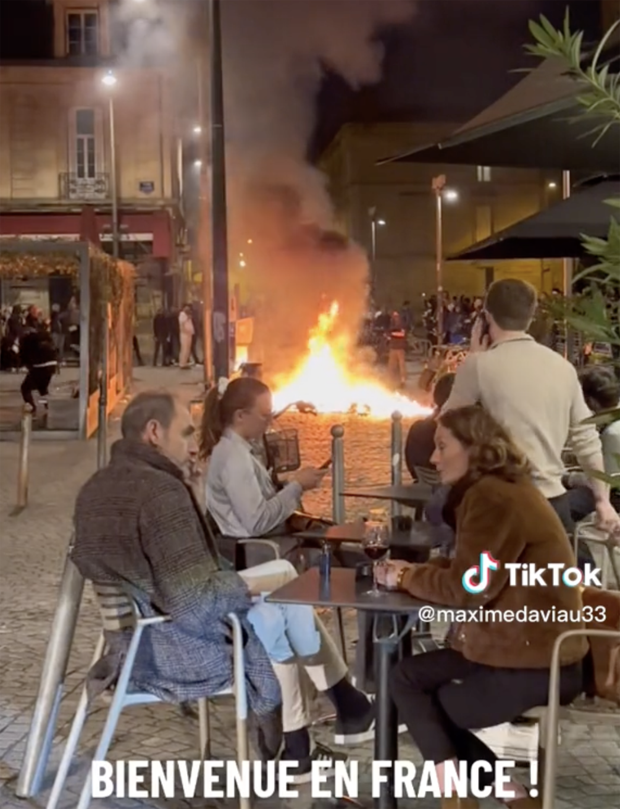 Diners at Place de la Victoire, in the southern wine-growing region of Bordeaux on Thursday, appeared unphased as they sat near the flames