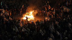 Mass protests in Israel after Netanyahu sacks defence minister