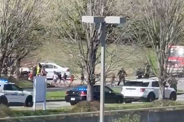 En esta imagen de un video proporcionado por Jozen Reodica, los agentes de la ley alejan a los niños de la escena de un tiroteo en The Covenant School, una escuela cristiana privada en Nashville, Tennessee.