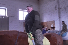 Ukrainian soldiers comforted by animals in therapy for war PTSD