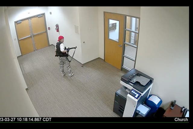 Una captura del video de vigilancia publicado por la policía muestra al tirador durante el ataque a la Escuela Covenant en Nashville.