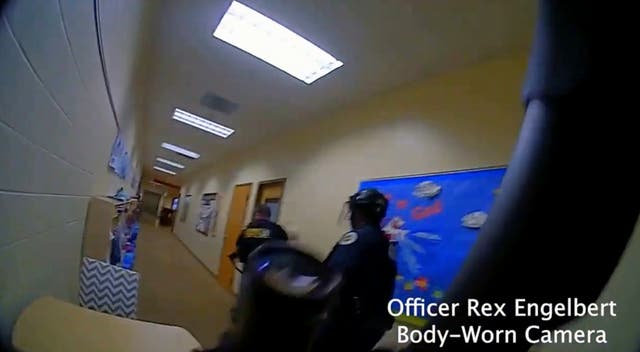 Las imágenes de la cámara corporal de la policía de Nashville muestran a los oficiales respondiendo a la escuela