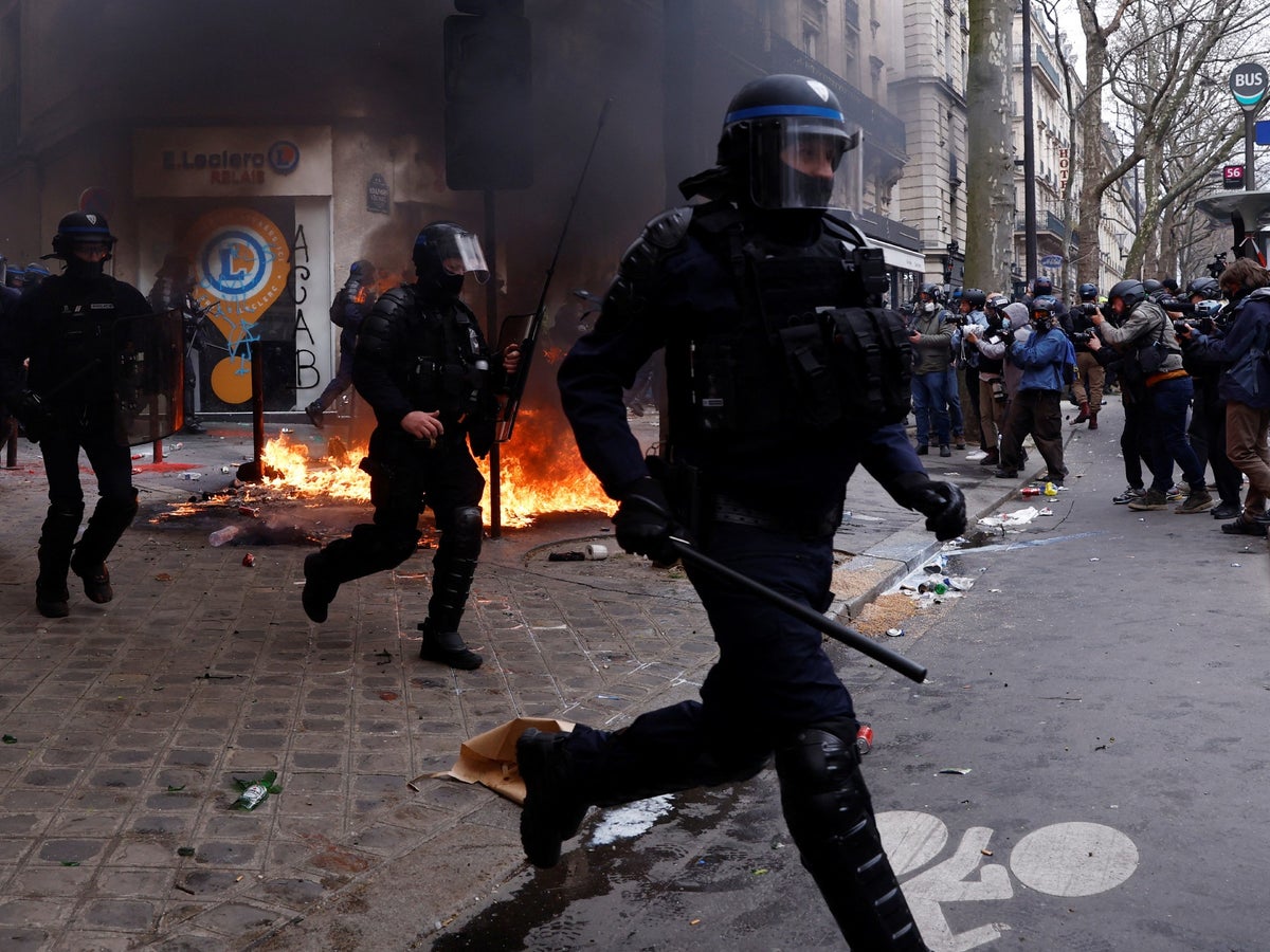 France protests: Demonstrators clash with police in Paris as they march against pension reforms