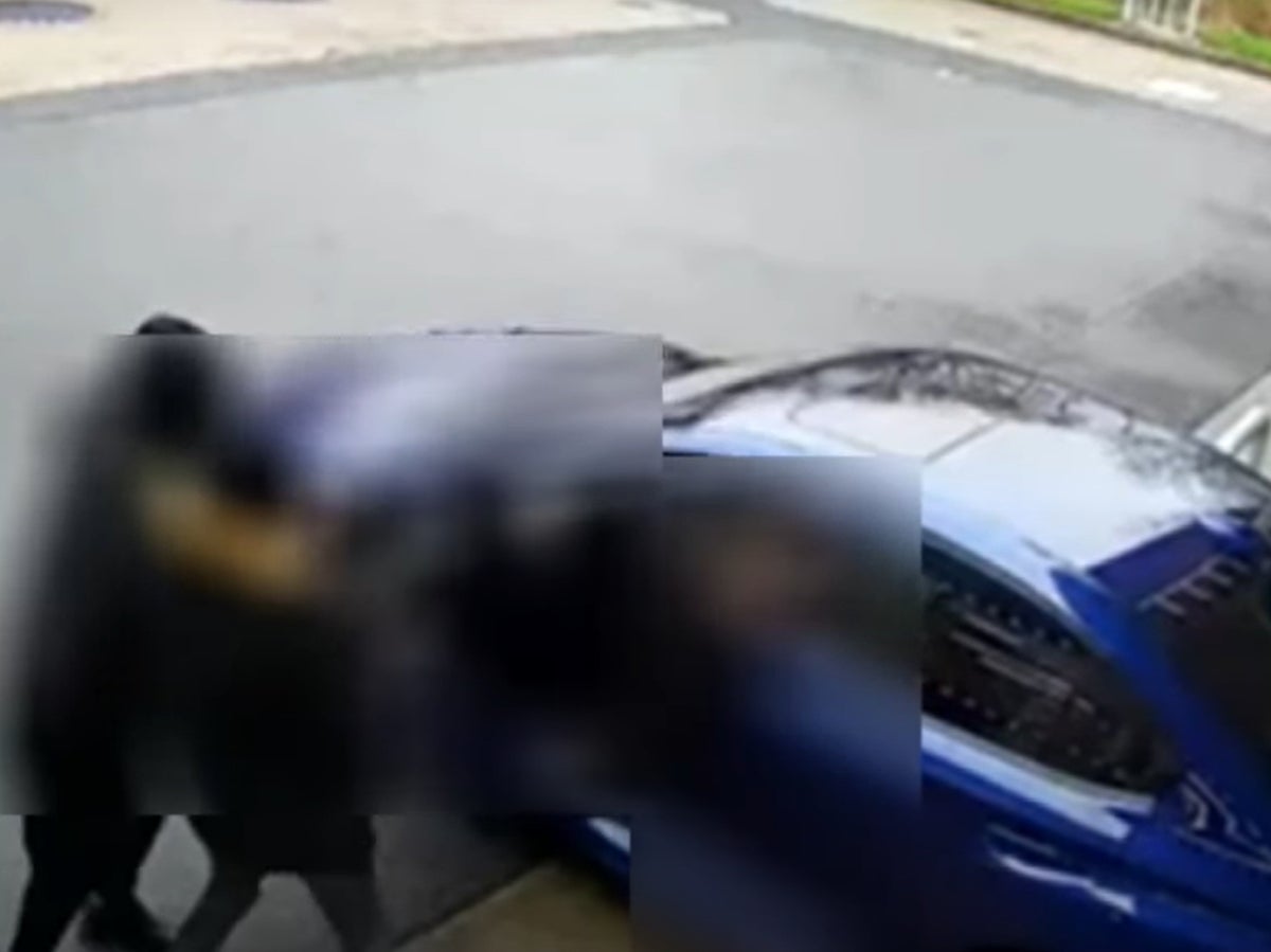 Video shows teen carjackers thwarted by gear stick