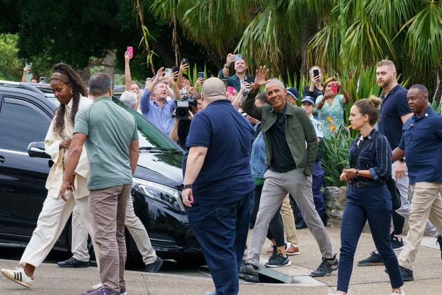 <p>Former US President Barack Obama (C) waves to onlookers after leaving the Bathers Pavilion in Balmoral, Sydney, Australia, 27 March 2023. The 44th president of the United States is in Australia on a speaking tour.  EPA/MICHELLE HAYWOOD AUSTRALIA AND NEW ZEALAND OUT</p>