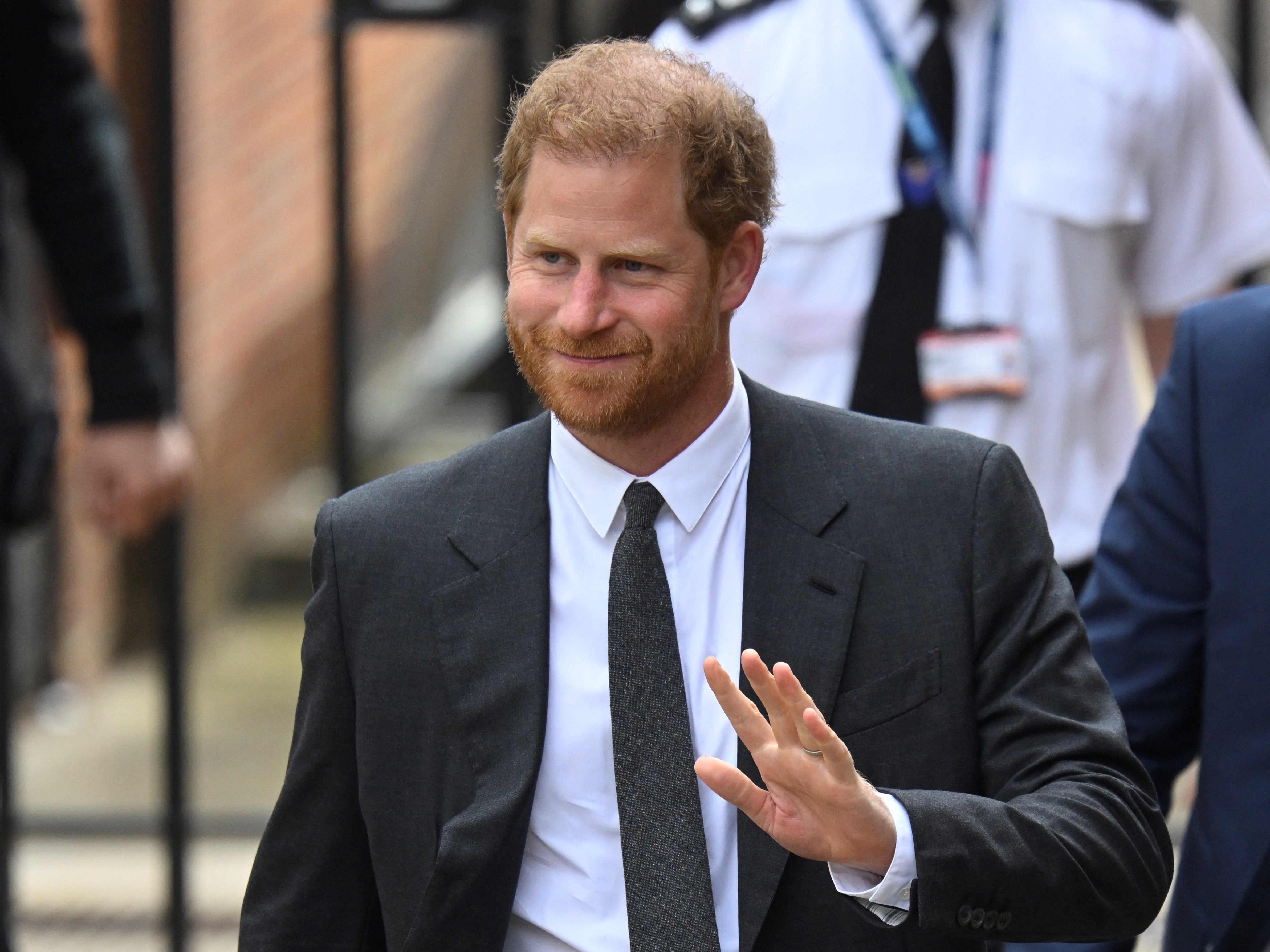 Prince Harry will attend his father’蝉 coronation without his wife