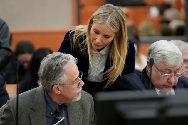 Gwyneth Paltrow habla con el optometrista retirado Terry Sanderson, a la izquierda, mientras sale de la sala del tribunal luego de la lectura del veredicto en su juicio por demanda, el jueves 30 de marzo de 2023, en Park City, Utah.