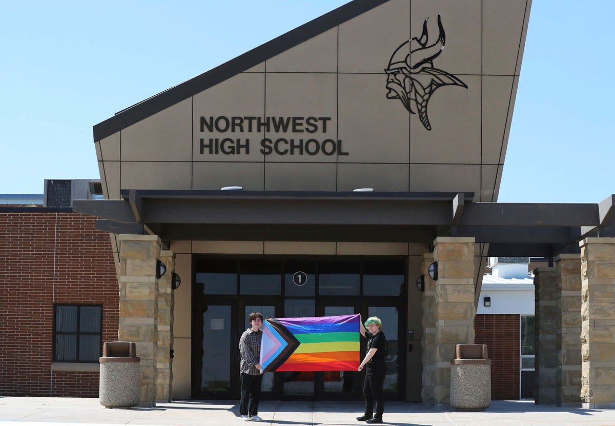 Bölge, LGBTQ sorunundan sonra öğrenci gazetesinin baltalanması nedeniyle dava açtı