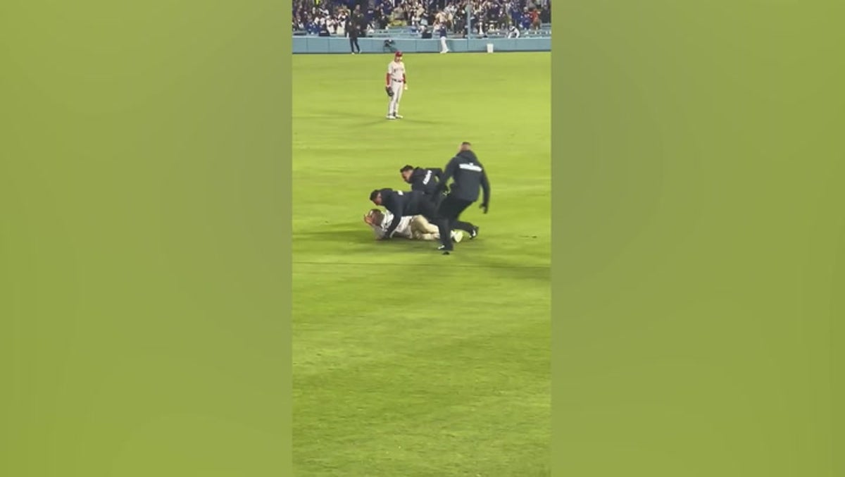 Dodgers fan tackled by security in on-field proposal gone wrong