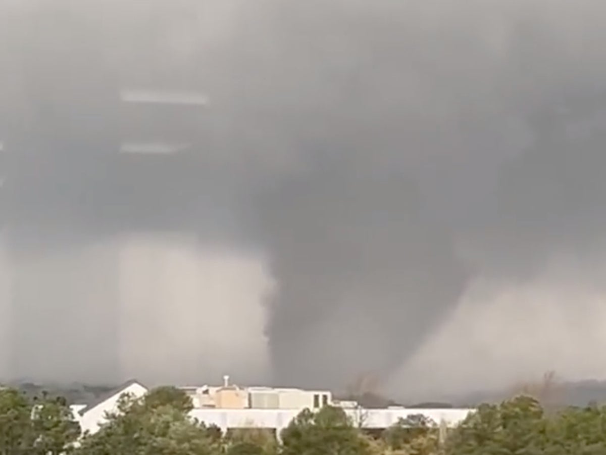 Tornado tears across Little Rock, Arkansas, prompting emergency warning