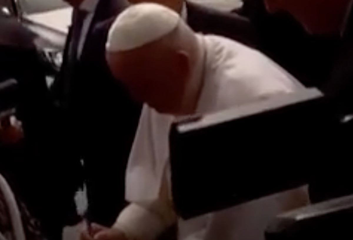 Papa, bronşit tedavisi gördükten sonra hastaneden ayrılırken 'Hala yaşıyorum' şakası yaptı