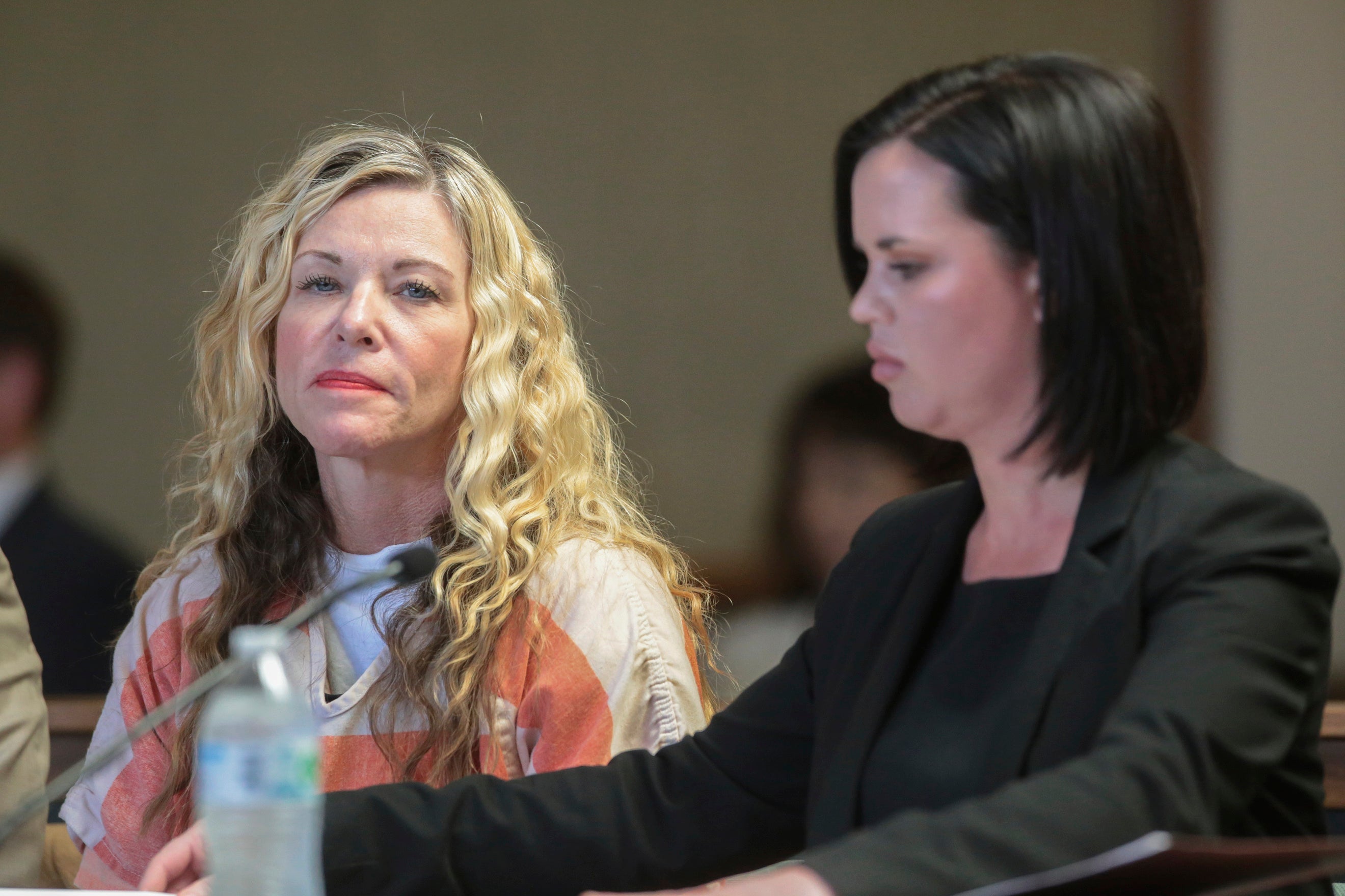 Lori Vallow Daybell glances at the camera during a hearing in Idaho in 2020
