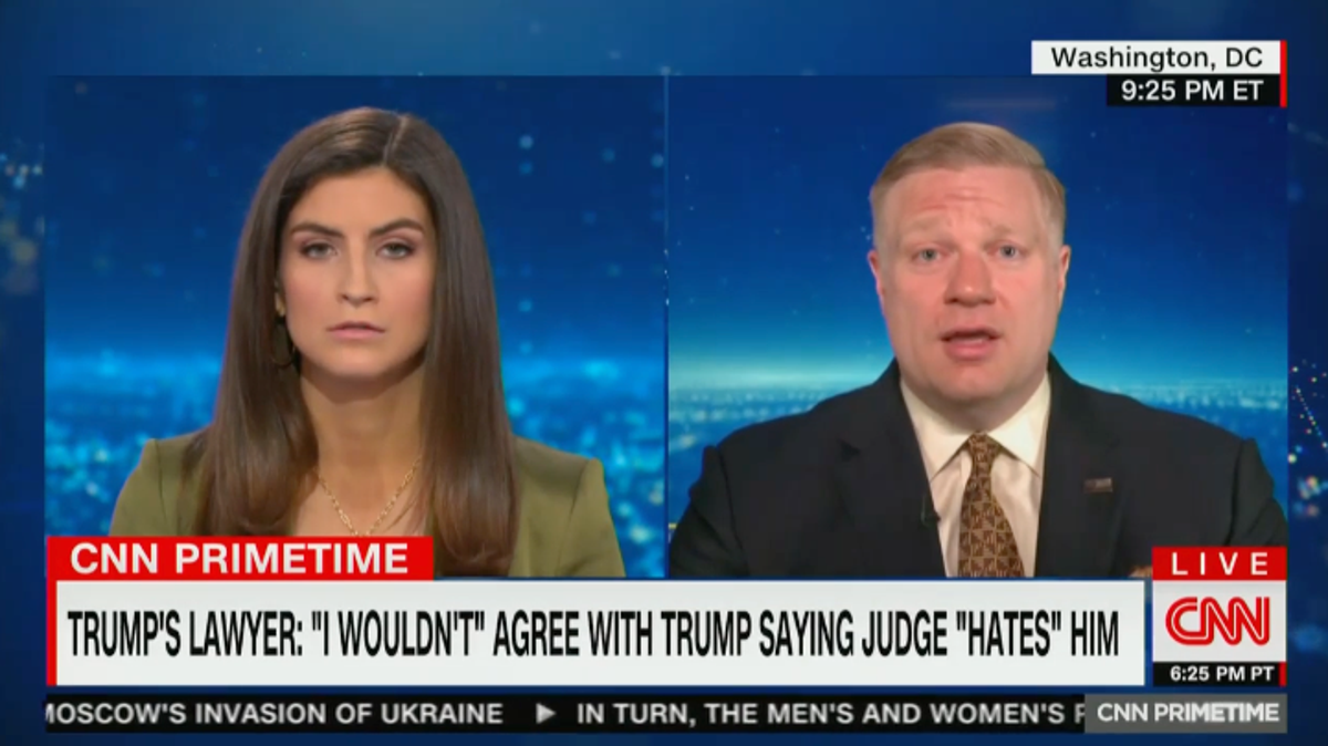 El presentador de CNN parece atónito cuando el abogado de Trump cuestiona la idoneidad de otro manejo del caso Stormy Daniels.
