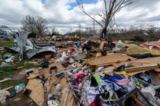 Tornado sirens wail in ominous Illinois storm footage