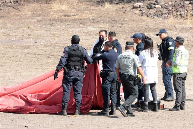<p>Forensic experts and members of the National Guard work in the area where a hot air balloon caught fire and collapsed in the municipality of San Juan Teotihuacan, in the State of Mexico, Mexico, 01 April 2023</p>