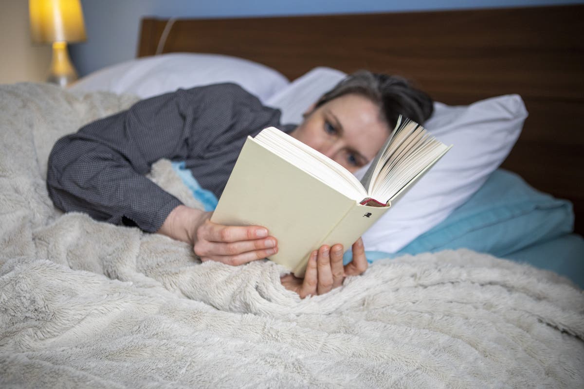 Warga Inggris mengatakan mereka ‘terus-menerus’ lelah karena stres membuat jutaan orang kesulitan untuk tidur