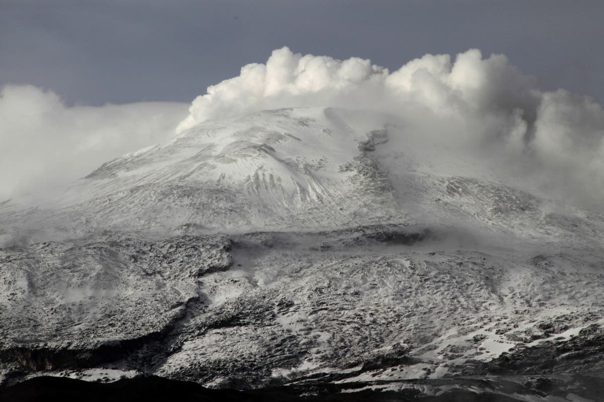 Colombia evacuates families living near active volcano | The Independent