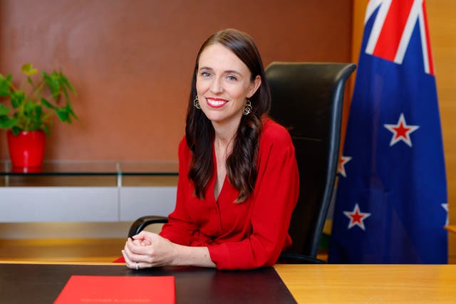 <p>New Zealand prime minister Jacinda Ardern poses at her desk for the last time as prime minister at Parliament on 25 January 2023 in Wellington, New Zealand</p>