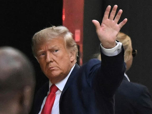 <p>Donald Trump waves to supporters </p>