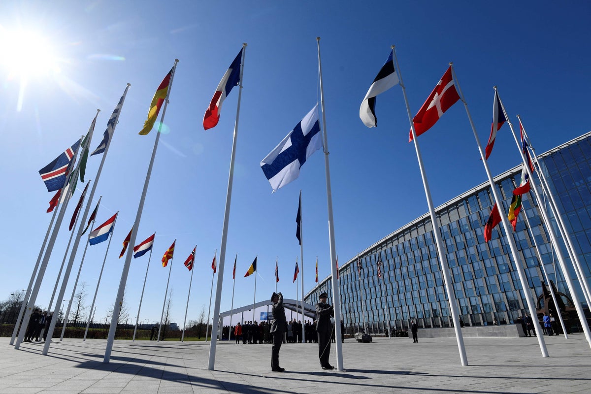 «Починається нова ера»: Фінляндія приєднується до НАТО, подвоюючи кордон альянсу з Росією