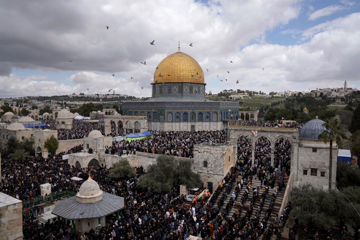 Israeli police clash with worshipers at Jerusalem holy site