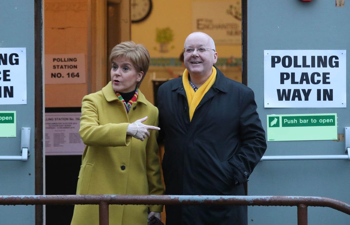 El marido de Nicola Sturgeon, Peter Murrell, acusado en una investigación policial sobre las finanzas del SNP