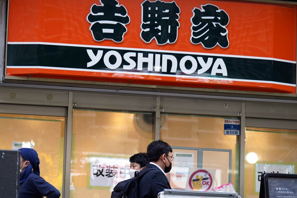日本の警察は、牛丼レストランで食べ物を嘲笑したとして2人を逮捕しました