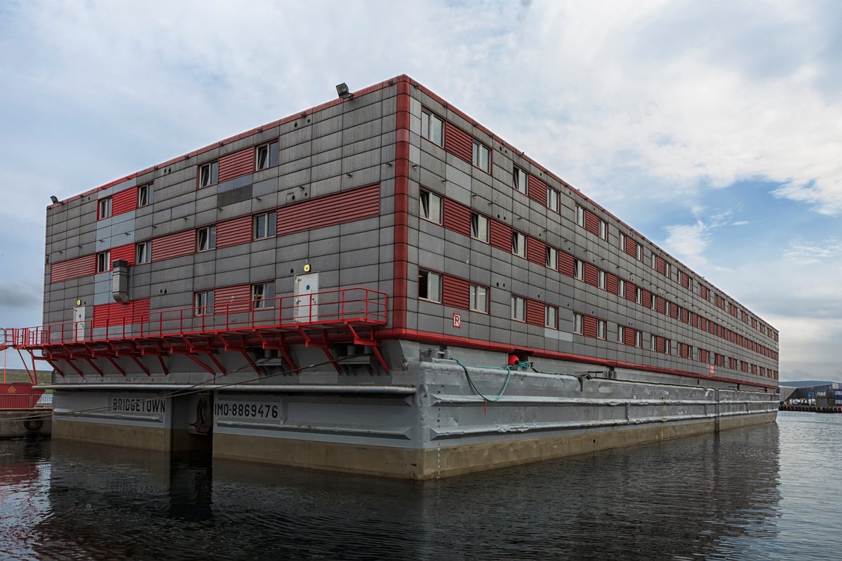 Huge barge set to house 500 asylum seekers arrives in the UK