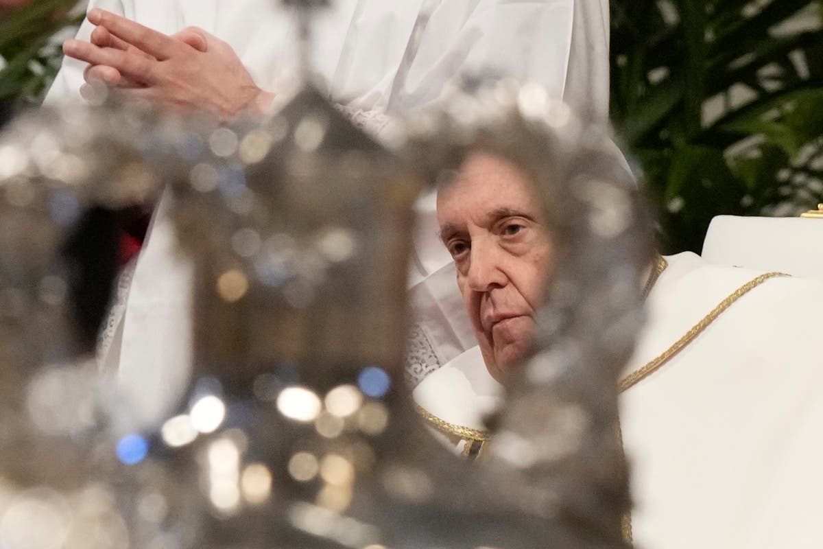 Pope leads Holy Thursday service in Vatican basilica