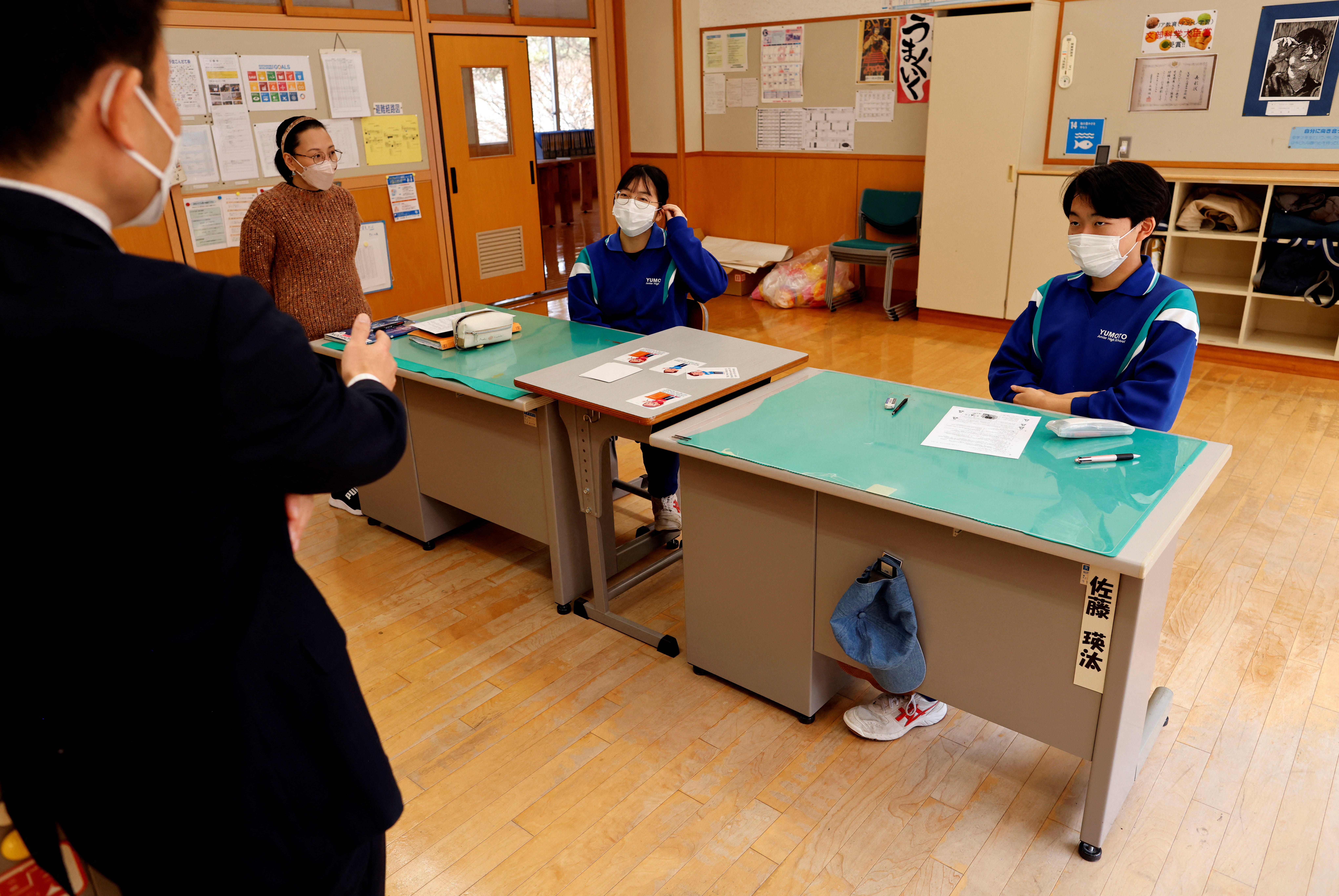 Eita and Aoi take part in their last English class on the day before their graduation