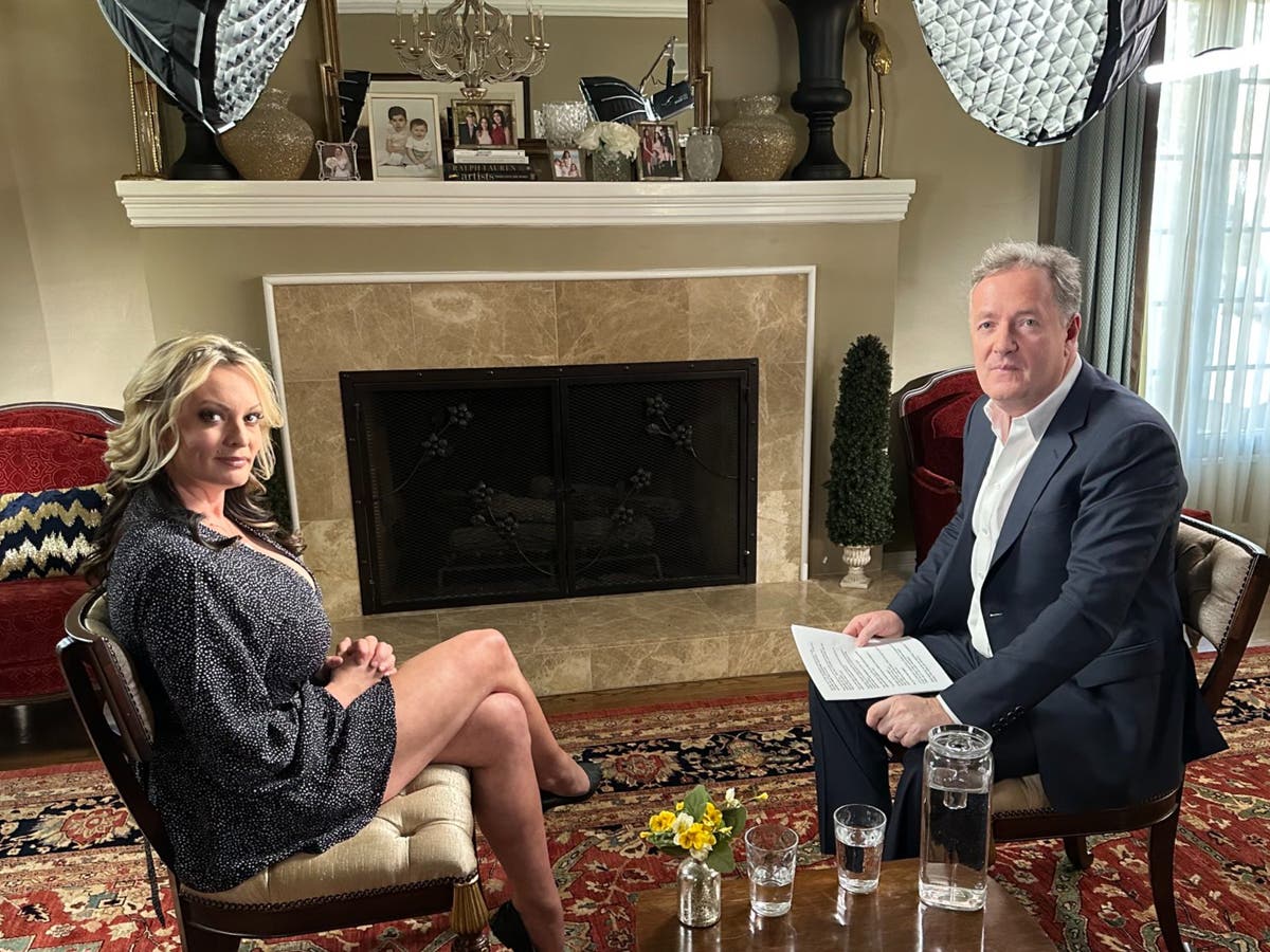 Intervista dal vivo di Stormy Daniels: la star per adulti racconta a Piers Morgan delle minacce di “attentatore suicida”.